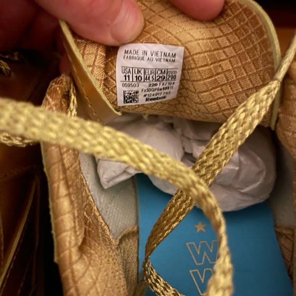 NIB Wonder Woman 84 Classic Reebok MEN’S 11 - Picture 7 of 8